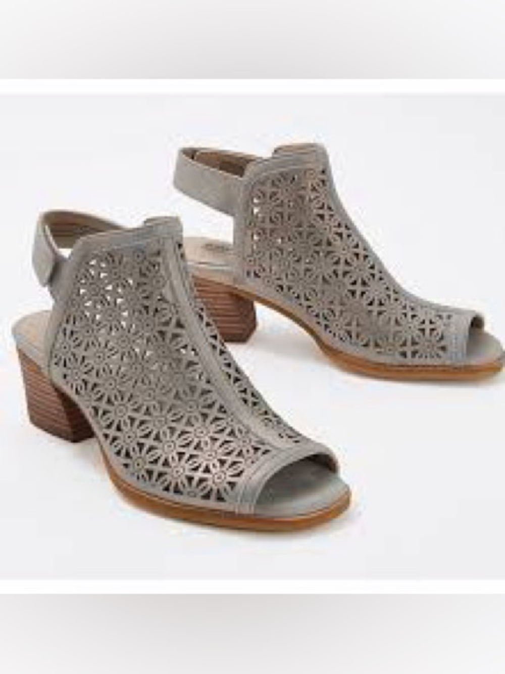 Earth Murano Mist Perforated Leather Heeled Sandals in Silver Size 8M